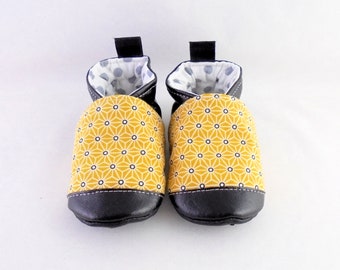 slippers in imitation black leather and trendy Japanese yellow fabric