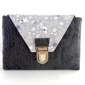 Portefeuille,porte carte, porte monnaie en simili cuir croco  noir et tissu fleuri gris perle