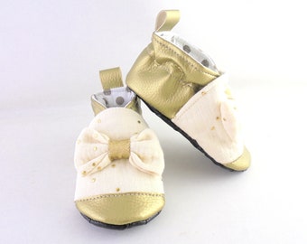 Baby slipper in gold imitation leather and ivory double gauze fabric with gold plumetis