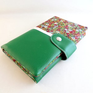 Portefeuille tout en un en simili effet cuir vert et tissu fleuri