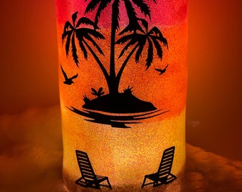 Impresionante botella iluminada con una puesta de sol en la playa
