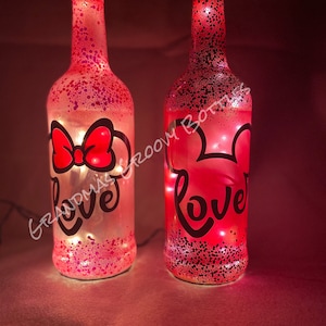 Botella iluminada hecha a mano con el mensaje &quot;Love&quot; de Mickey y Minnie Mouse