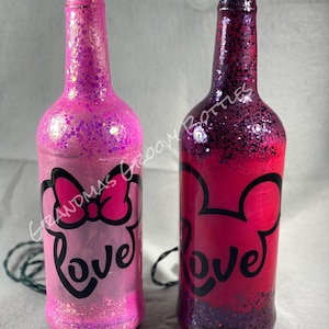 Botellas iluminadas hechas a mano con el mensaje &quot;Mickey y Minnie Love&quot;