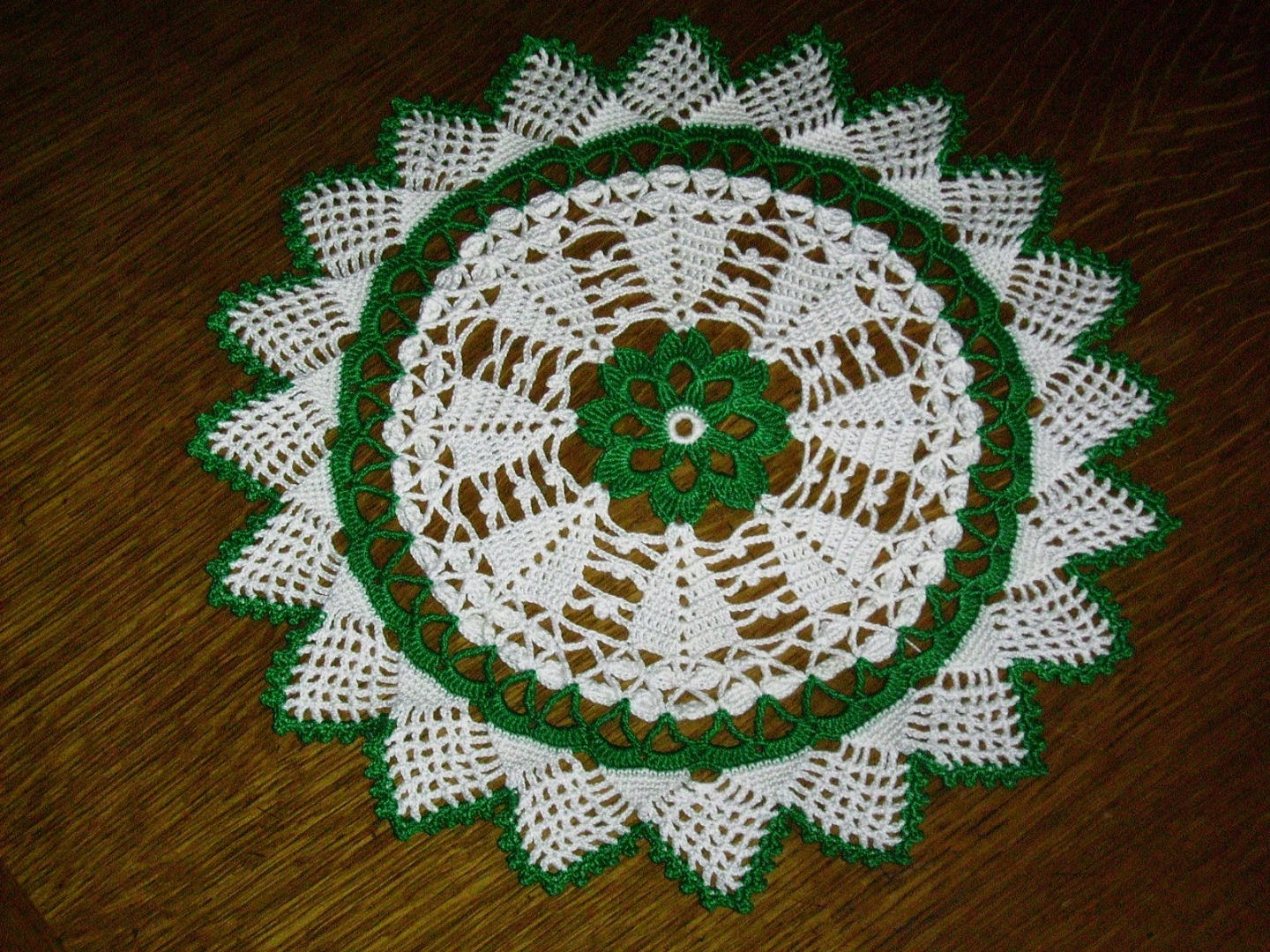 Napperon Rond Vert et Blanc Fait Main