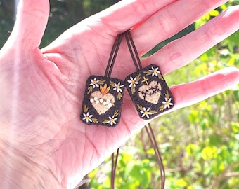 Handgesticktes Sacred Heart Skapulier: Blumendekor, Braune gewebte Wolle