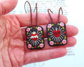 Handbesticktes Sacred Heart Skapulier, Blumendekor, Brauner Wollstoff