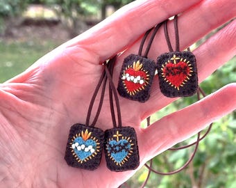 Set mit 2 Handgestickten Miniature Brown Skapuliern: Sacred Heart Unbeflecktes Herz