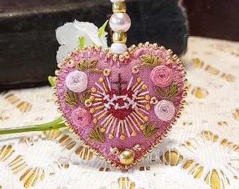Hand bestickt Sacred Hearts Medaille, katholischer Anhänger, Gebetsecke Dekor, Rückspiegel Charm