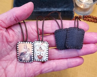 Set van twee wollen scapulieren Our Lady of Mount Carmel + effen bruin scapulier