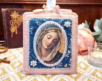 Jungfrau Maria Ex-Voto • Handgefertigte bestickte katholische Wandkunst