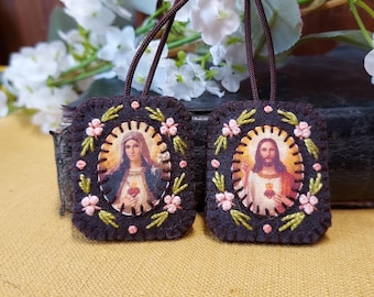 Handgefertigtes Sacred Heart Skapulier: Bestickte Wolle mit Blumenmuster, Kommuniongeschenk
