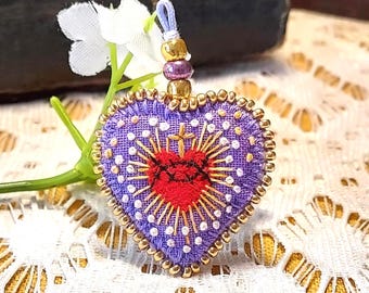 Hand gestickt Sacred Heart Ornament | Katholische Devotionalie Geschenk | Lila Herz Charm