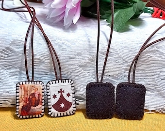 Set van twee kleine scapulieren Our Lady of Mount Carmel + effen bruin scapulier