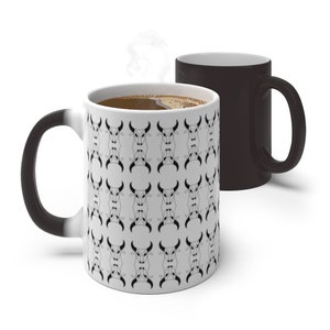 Tasse à café de vache. Une tasse à changement de couleur avec un design de taureau. Tasses de changement de couleur froide avec des vaches dessus.