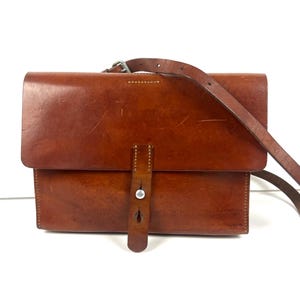 Vintage leren messengertas uit 1969 van het Zwitserse leger met ritssluiting aan de binnenkant, tablettas voor heren