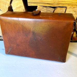 Bolsa médica de couro do exército suíço de 1988 com alguns conteúdos em condições EXCEPCIONALMENTE boas Bolsa médica de escritor militar suíço para artista
