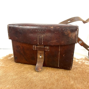 SWISS ARMY 1944 Sac médical avec contenu original comprenant une lanterne pliante et une liste d'inventaire WW2 Sac en cuir de l'armée suisse pour ambulancier paramédical