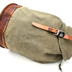 Bolso de lona y cuero Swiss Army de los años 60 para un megáfono como el bolso Epi de Louis Vuitton Bolso tote de lona Swiss Military con diseño de sal y pimienta