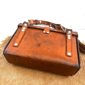 Extraordinary SWISS ARMY 1984 Leather Medic Bag with some Contents Swiss Military Writers Medic Bag Artist