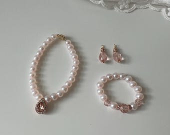 Conjunto de joyería rosa hecho a mano para muñeca de 18 pulgadas: collar, pulsera y pendientes colgantes en oro rosa.
