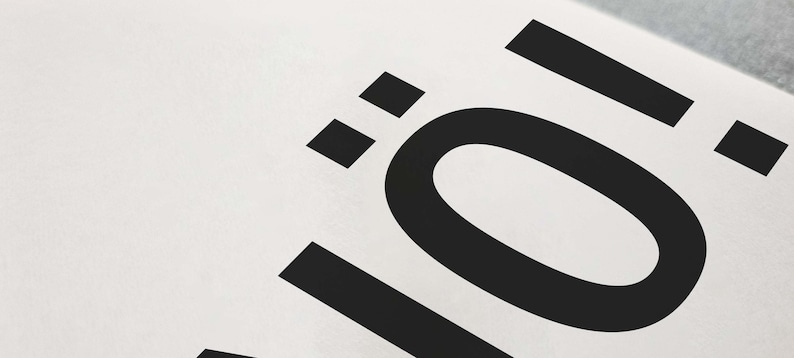 May include: Close-up of the word "Oi!" in black text on a white background.