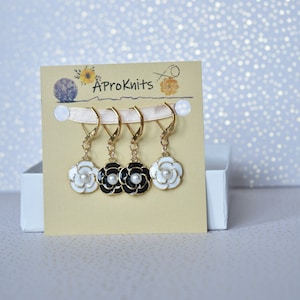 Black and white flowers ~ Stitch markers set of 4 | Knitting and crochet notions | Progress keepers | Stitch holders | Knitting jewelry