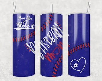 Könnte beinhalten: Ein blauer und roter Baseball-Becher mit dem Text "Run like you stole it" und "Baseball Mom" mit einem Herz und einem Hashtag.