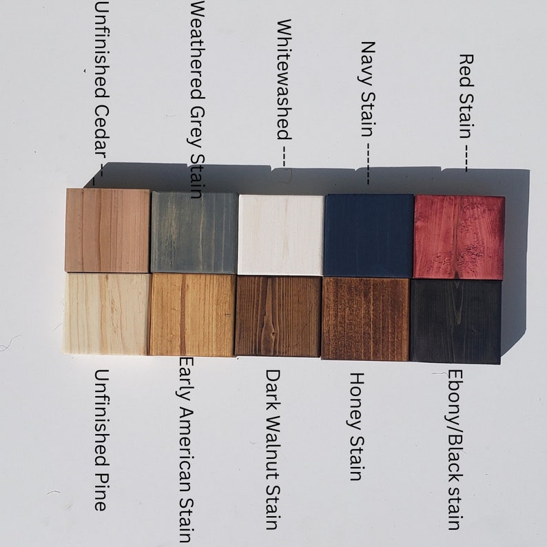 Op de afbeelding: Een verzameling houtbeitsstalen in een raster, met kleuren als Unfinished Cedar, Weathered Grey Stain, Whitewashed, Navy Stain en Red Stain. De afbeelding toont de verschillende afwerkingen die beschikbaar zijn voor hout.