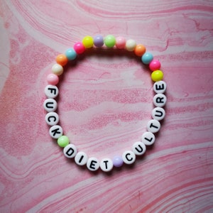 FUCK DIET CULTURE - Personalisiertes Perlenarmband