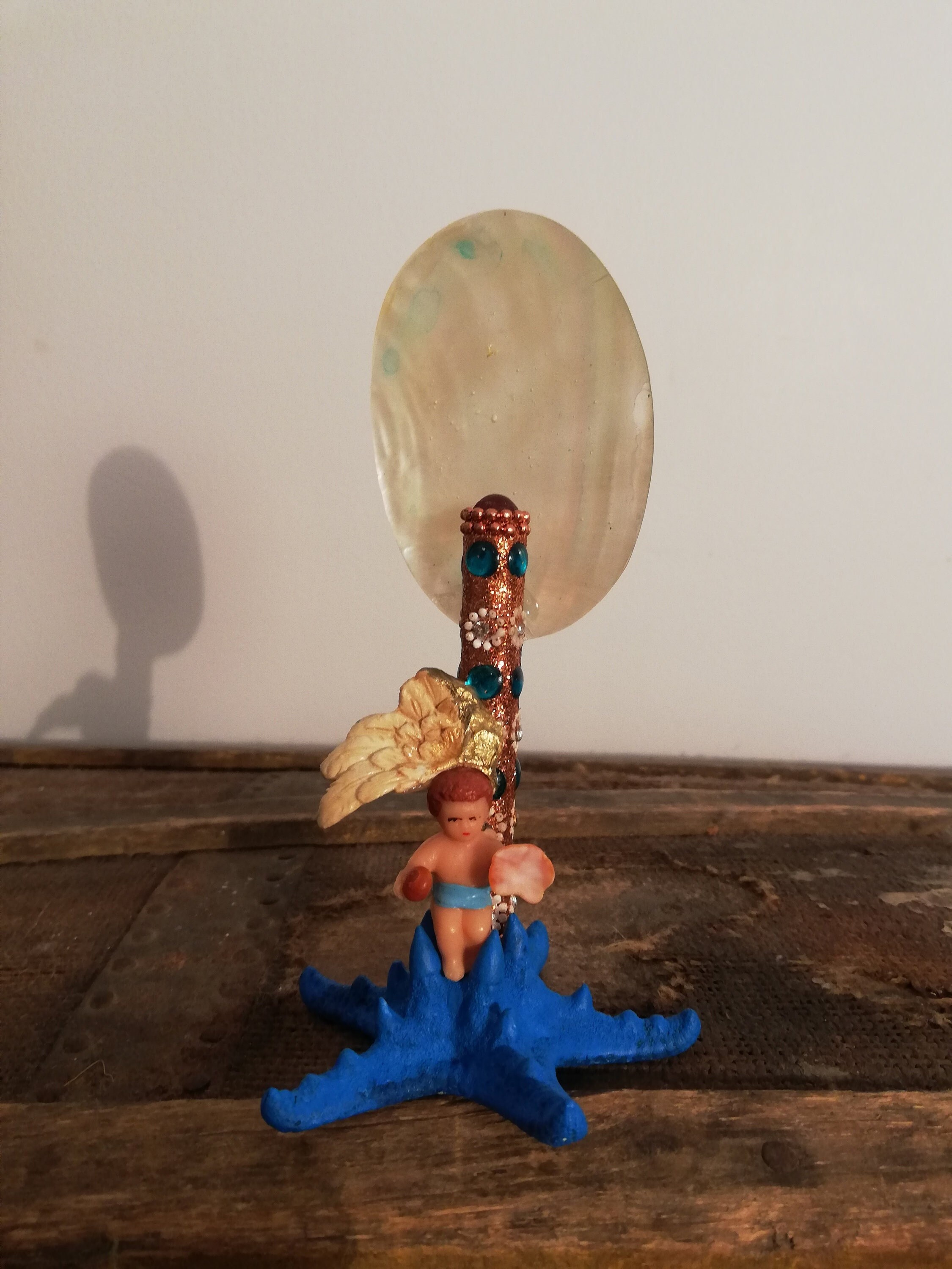 Enfant Ailé sur Son Trône Étoile de Mer