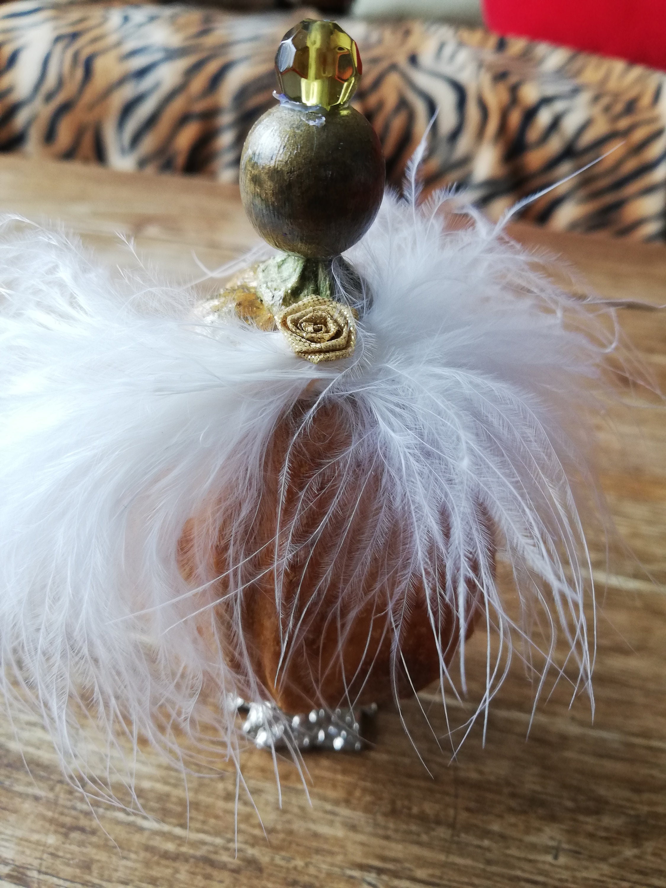 Délicate Demoiselle en Robe Plumeteuse