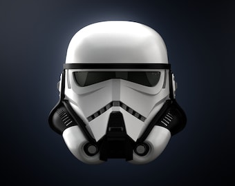 Puede incluir: Un casco de Stormtrooper blanco y negro con una visera negra. El casco es un objeto de colección popular para los fanáticos de Star Wars.