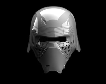 Puede incluir: Un casco plateado con un diseño distintivo, con múltiples líneas horizontales en la parte superior y una sección inferior detallada con una cara abierta. El casco está sobre un fondo negro, resaltando su estética futurista.