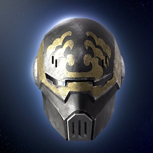 Op de afbeelding: Een futuristische helm met een verweerde, metalen afwerking. De helm heeft een gouden ontwerp aan de bovenkant en een vizier met een donkere tint. De helm is geplaatst tegen een donkerblauwe achtergrond met sterren.