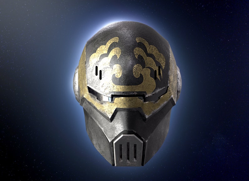 Op de afbeelding: Een futuristische helm met een verweerde, metalen afwerking. De helm heeft een gouden ontwerp aan de bovenkant en een vizier met een donkere tint. De helm is geplaatst tegen een donkerblauwe achtergrond met sterren.