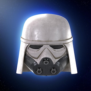 Op de afbeelding: Een witte en grijze Snowtrooper helm met een zwart ademhalingsapparaat en drie ronde openingen. De helm heeft een afgeronde bovenkant en een vizier met twee ooggaten. De achtergrond is een blauwe gradiënt met een sterren effect.