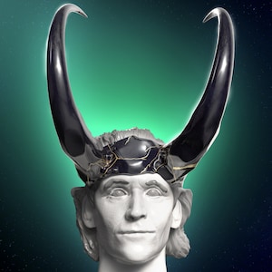 Puede incluir: Busto blanco de una persona con un casco con cuernos negros y dorados. Los cuernos se curvan hacia arriba. El fondo es un degradado de verde y azul con efecto de estrellas.