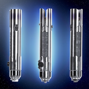 Puede incluir: Un sable de luz plateado con un mango negro y una hoja plateada. El sable de luz está en tres posiciones diferentes: una con la hoja extendida, otra con la hoja retraída y otra con la hoja parcialmente extendida.