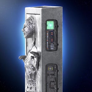 K&ouml;nnte beinhalten: Eine silberfarbene Skulptur einer Person, die in einem rechteckigen Block eingeschlossen ist. Das Gesicht und der Oberk&ouml;rper der Person sind sichtbar. Der Block hat zwei schwarze Paneele mit elektronischen Komponenten. Der Hintergrund ist ein blauer Farbverlauf mit Sterneneffekt.