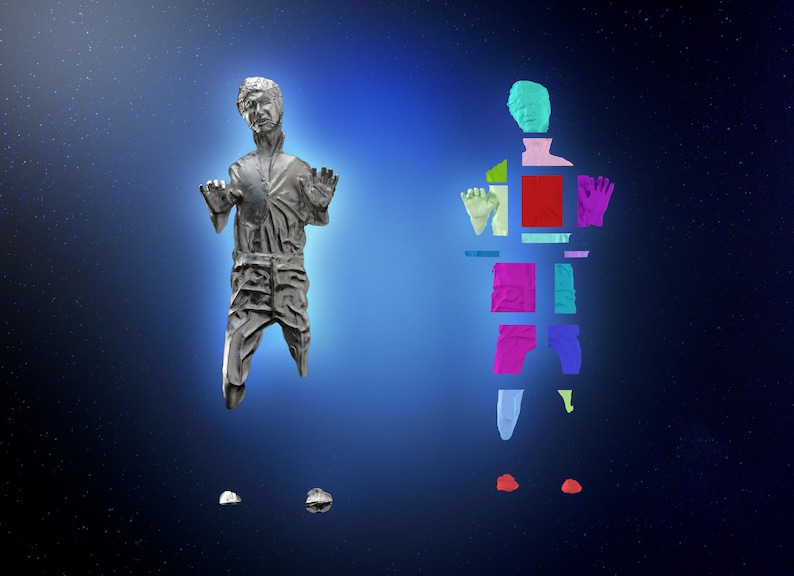K&ouml;nnte beinhalten: Eine metallisch graue Skulptur einer Person mit erhobenen Armen, vor einem blauen Farbverlaufshintergrund mit Sterneneffekt. Die Figur ist mit strukturierter Kleidung detailliert. Rechts befindet sich eine fragmentierte, farbenfrohe Umrisszeichnung derselben Figur.