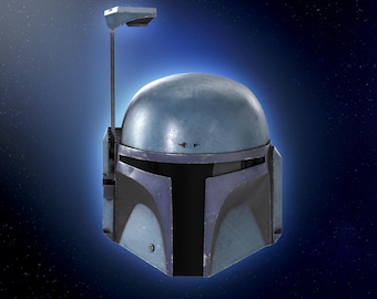 Puede incluir: Un casco mandaloriano azul y negro con una antena plateada en la parte superior. El casco tiene una visera y una superficie texturizada.