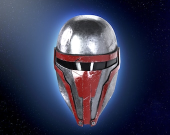 Op de afbeelding: Een zilveren en rode helm met een vizier. De helm heeft een verweerde, versleten uitstraling.