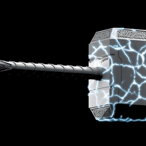 Può includere: Un martello color argento con un manico nero e dettagli intricati. Il martello è circondato da fulmini blu.
