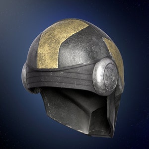 Op de afbeelding: Een verweerde, zilveren helm met een gouden streep en ronde accenten. De helm heeft een vizier en een getextureerd oppervlak.