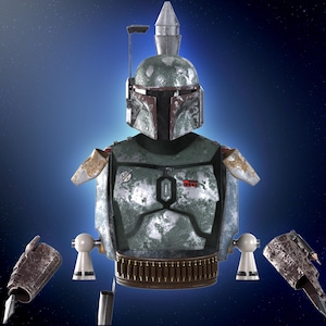 Puede incluir: Un disfraz de Boba Fett desmontado, que incluye un casco verde y marrón, una pieza de pecho verde y marrón y dos piezas de brazo marrones. El disfraz está sobre un fondo estrellado azul y blanco.