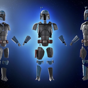 Pode incluir: Um conjunto de armadura Mandaloriana desmontada, com um capacete, peitoral e vários outros componentes. A armadura é principalmente cinza escuro com detalhes em azul e vermelho, em um fundo gradiente azul.