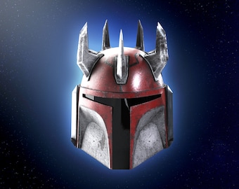 Op de afbeelding: Een verweerde, rood en grijze helm met een opvallend ontwerp. De helm heeft een vizier en een reeks puntige, zilverkleurige uitsteeksels aan de bovenkant. De algehele esthetiek suggereert een futuristisch of sciencefiction thema.
