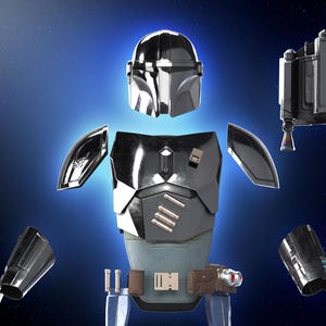 Pode incluir: Um conjunto de armadura Mandaloriana desmontada, em prata metálica e preto. O conjunto inclui um capacete, peitoral, ombreiras, luvas e um jetpack, contra um fundo gradiente azul. A armadura tem um acabamento polido e reflexivo.