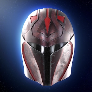 Peut inclure: Un casque futuriste avec une finition métallique, présentant une combinaison de panneaux rouges et gris argenté. Le casque a une visière et un design distinctif, sur fond bleu foncé.