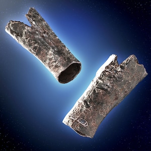 以下が含まれることがあります： 宇宙空間で、星が散りばめられた濃い青色の背景に、宇宙船から出た可能性のある金属製の破片が2つ浮かんでいる。破片は銀色で、表面はざらざらしていて、凹凸がある。